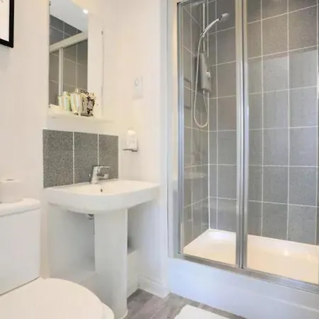 Beautiful 2 Bedroom, 2 Bathroom, Free Parking, Milton Keynes City Centre Penthouse Apartment Exterior photo