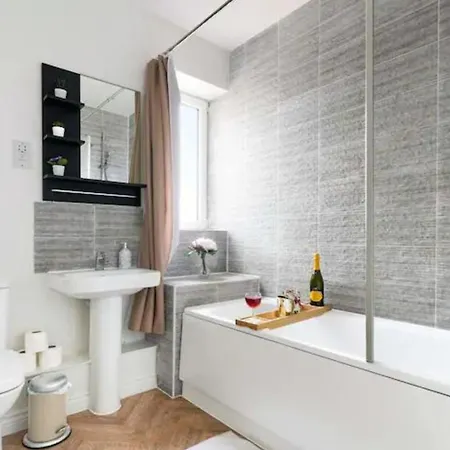 Beautiful 2 Bedroom, 2 Bathroom, Free Parking, Milton Keynes City Centre Penthouse Apartment Exterior photo