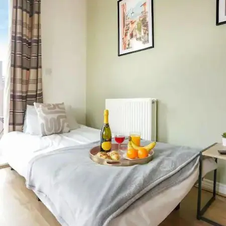 Beautiful 2 Bedroom, 2 Bathroom, Free Parking, Milton Keynes City Centre Penthouse Apartment Exterior photo