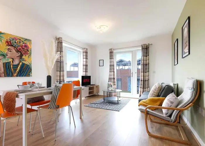 Beautiful 2 Bedroom, 2 Bathroom, Free Parking, Milton Keynes City Centre Penthouse Apartment