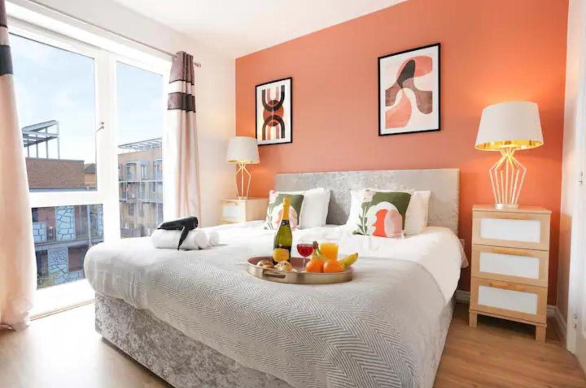 Beautiful 2 Bedroom, 2 Bathroom, Free Parking, Centre Penthouse Apartment Milton Keynes