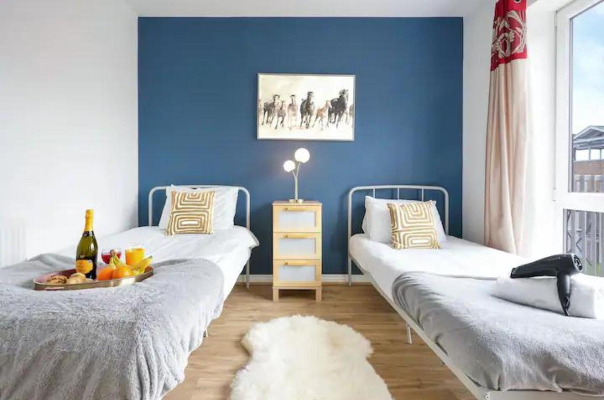Beautiful 2 Bedroom, 2 Bathroom, Free Parking, Centre Penthouse Apartment *