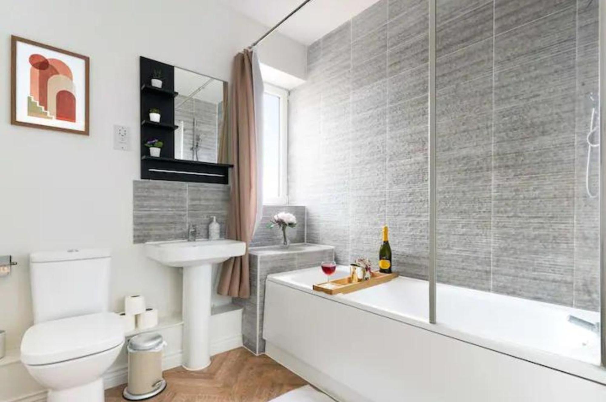 Apartment Beautiful 2 Bedroom, 2 Bathroom, Free Parking, Centre Penthouse Milton Keynes