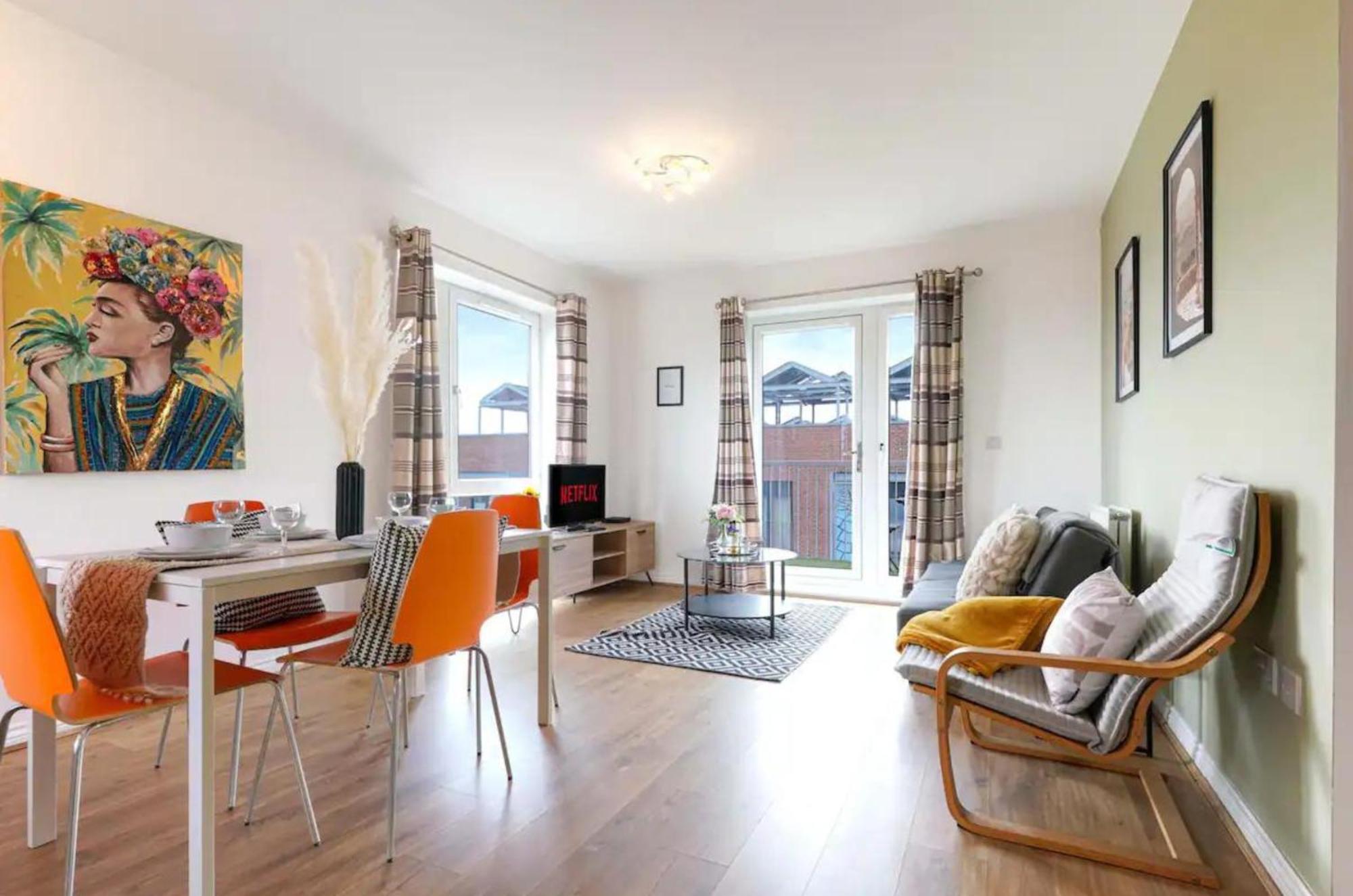 Beautiful 2 Bedroom, 2 Bathroom, Free Parking, Centre Penthouse Apartment *