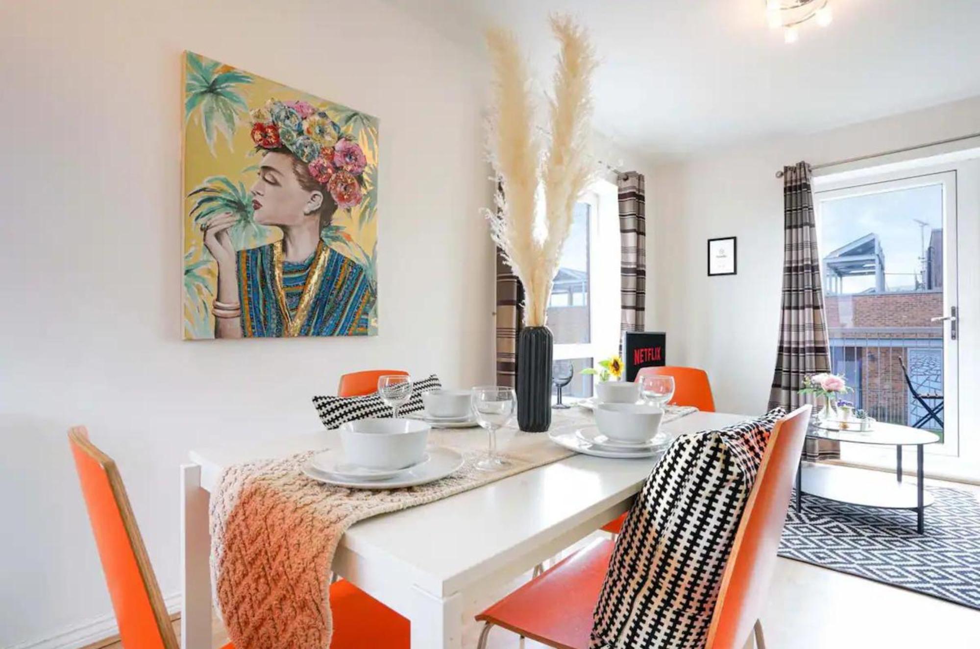 Beautiful 2 Bedroom, 2 Bathroom, Free Parking, Centre Penthouse Apartment Milton Keynes