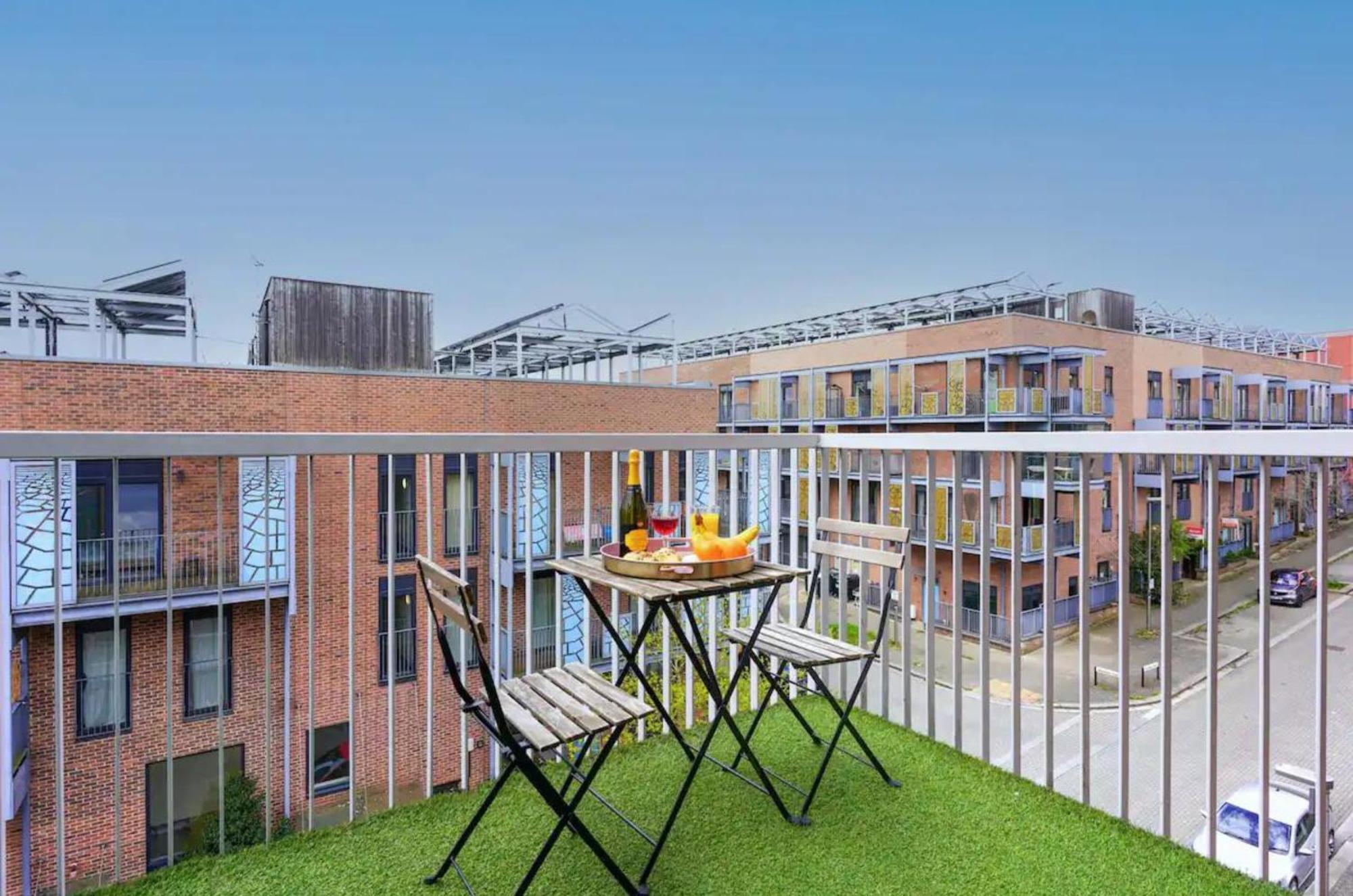 Beautiful 2 Bedroom, 2 Bathroom, Free Parking, Centre Penthouse Apartment Milton Keynes