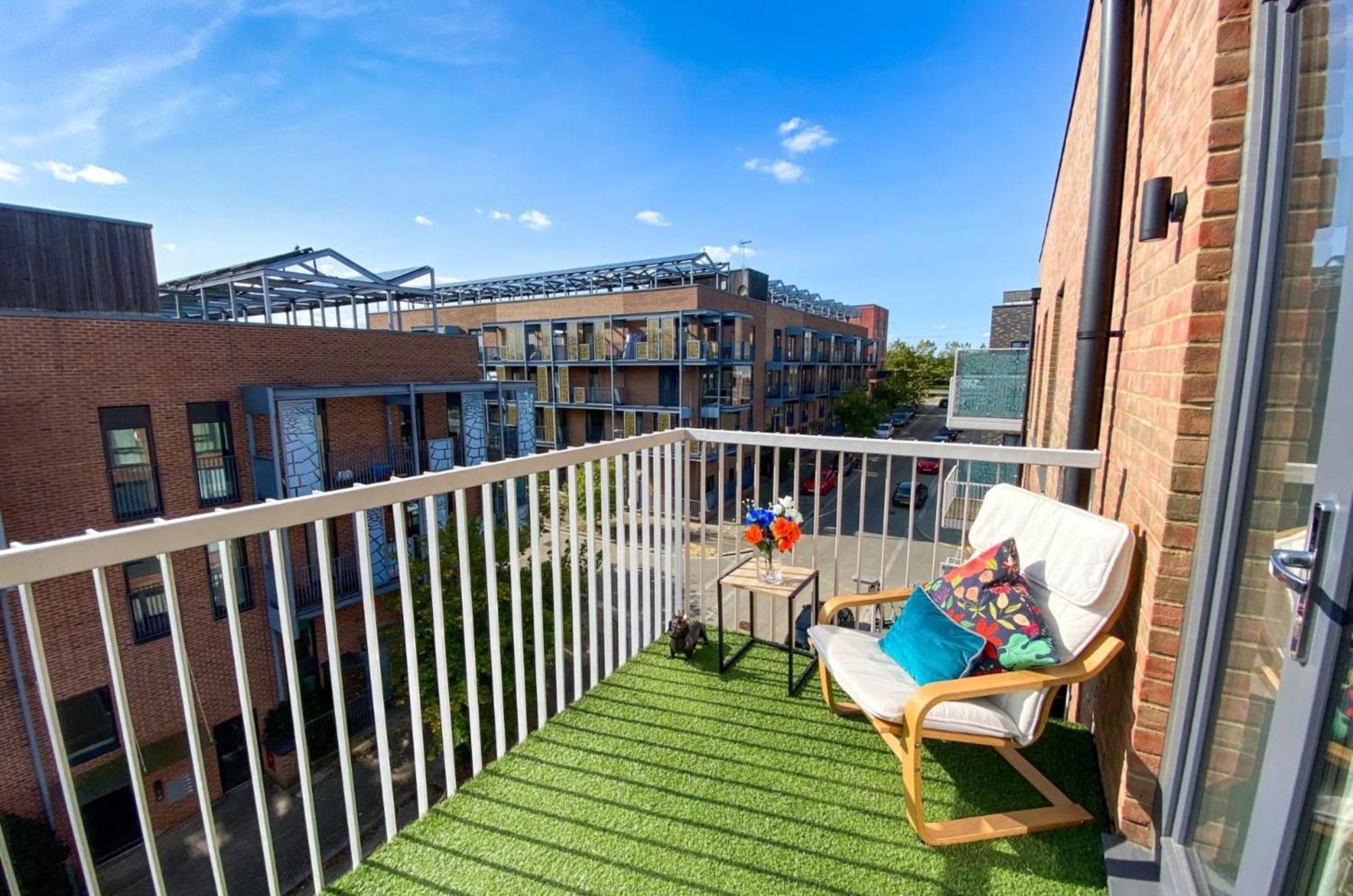 Beautiful 2 Bedroom, 2 Bathroom, Free Parking, Centre Penthouse *