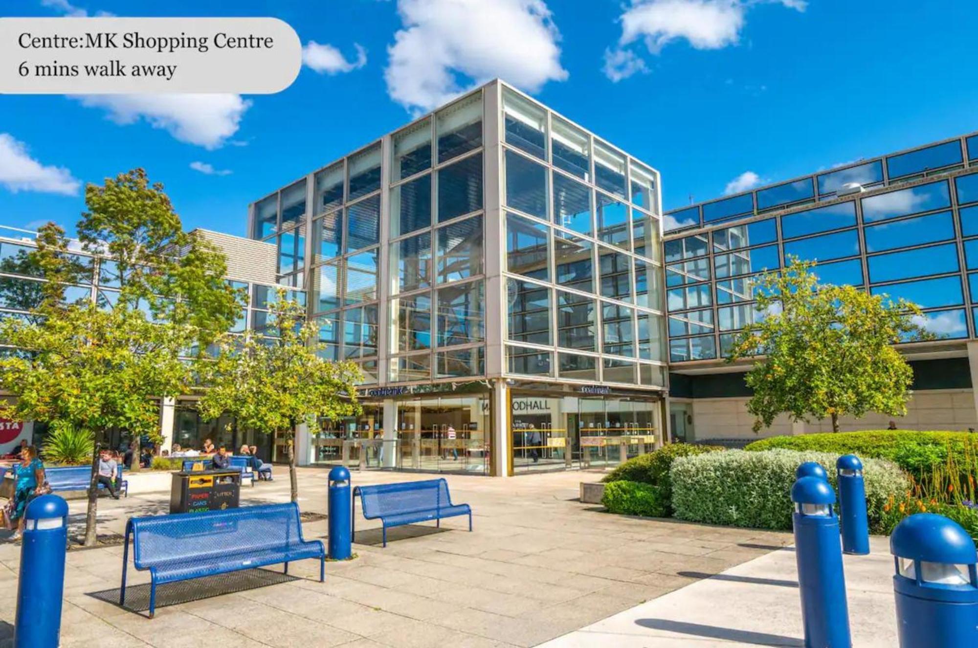 Beautiful 2 Bedroom, 2 Bathroom, Free Parking, Centre Penthouse Apartment