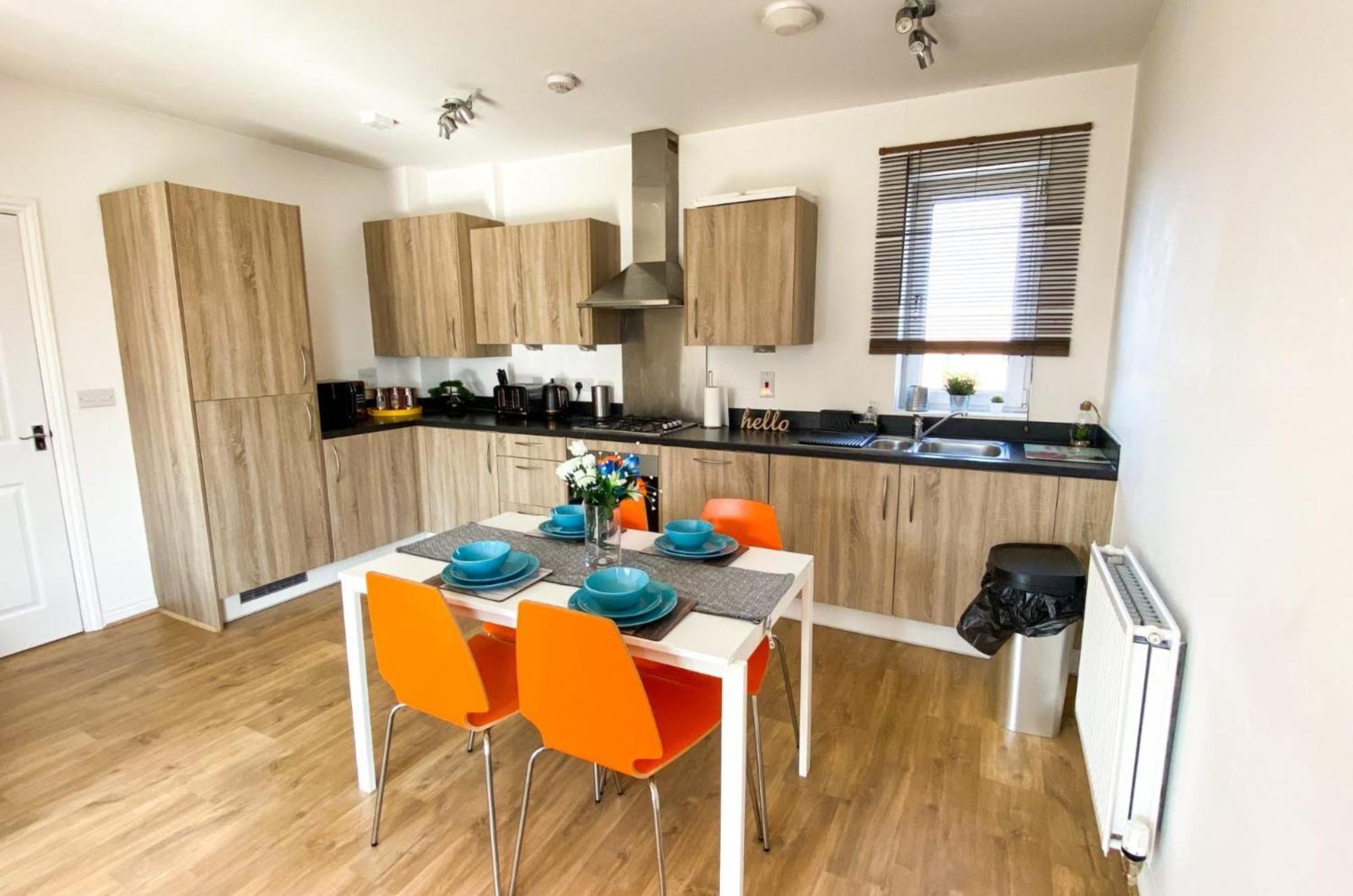 Beautiful 2 Bedroom, 2 Bathroom, Free Parking, Centre Penthouse